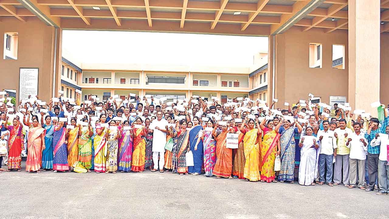 ఇంటింటా.. సంక్షేమ సంబురం