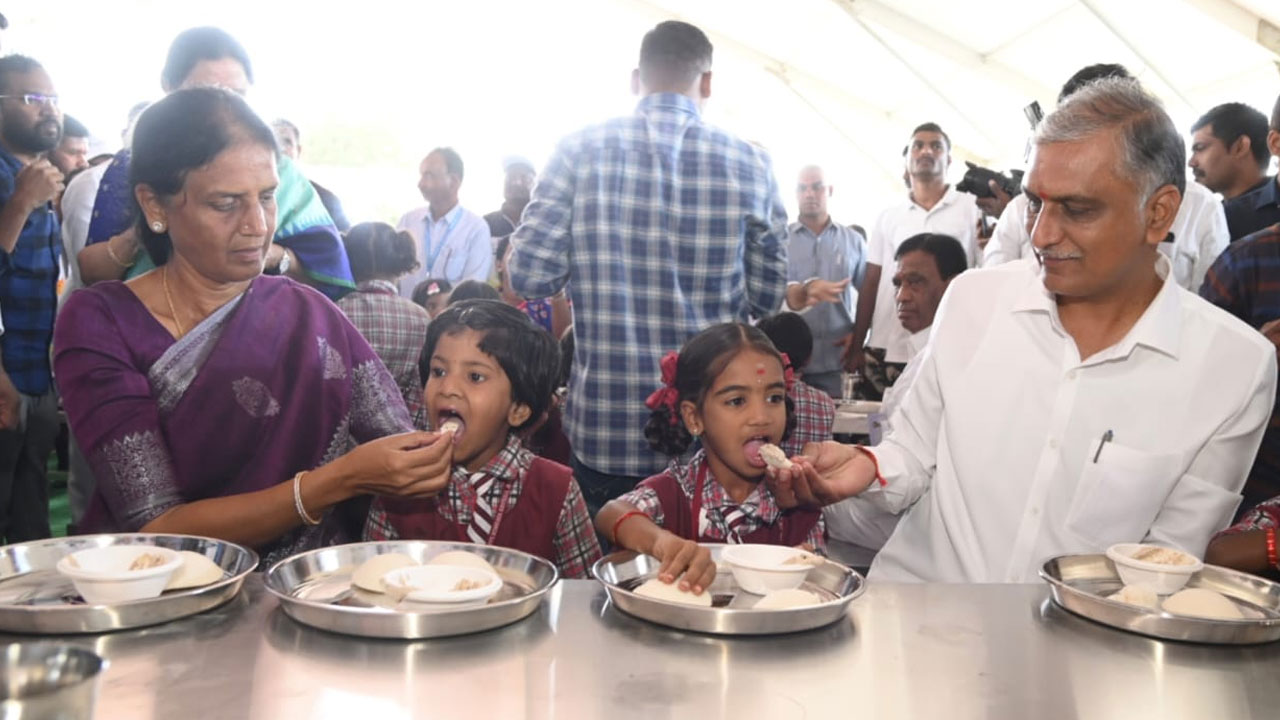 Minister Harish Rao | విద్యార్థులకు ఇడ్లీ తినిపించిన మంత్రి హరీశ్‌ రావు
