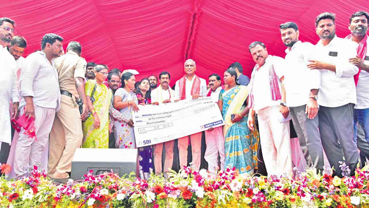 ఇక్కడ ఇంటింటికీ నీళ్లు..పక్క రాష్ట్రాల్లో కన్నీళ్లు..