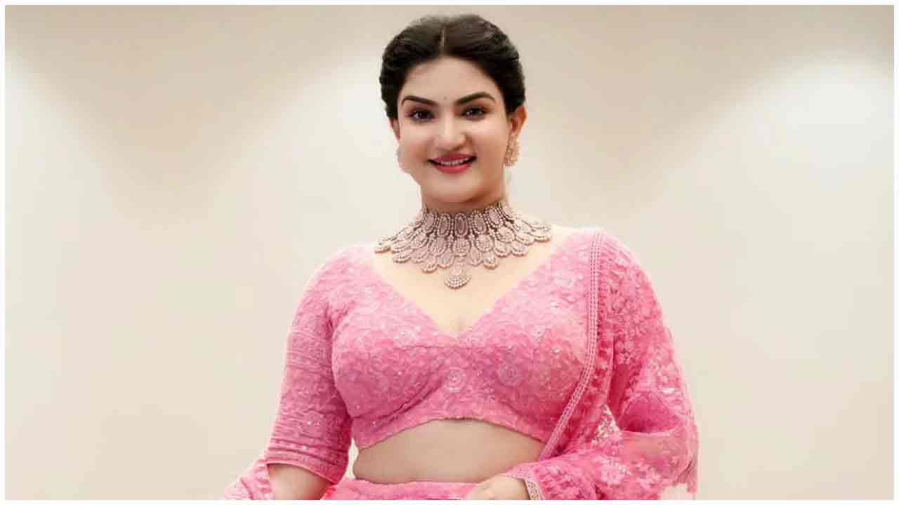 Honey Rose | గులాబీ డ్రెస్‌లో గుభాళిస్తున్న హనీరోజ్‌..