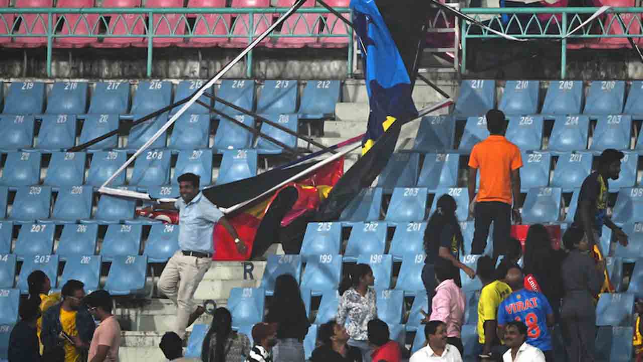 World Cup 2023 | మ్యాచ్‌ మధ్యలో స్టేడియంలో కూలిన హోర్డింగ్‌.. వీడియో వైరల్‌