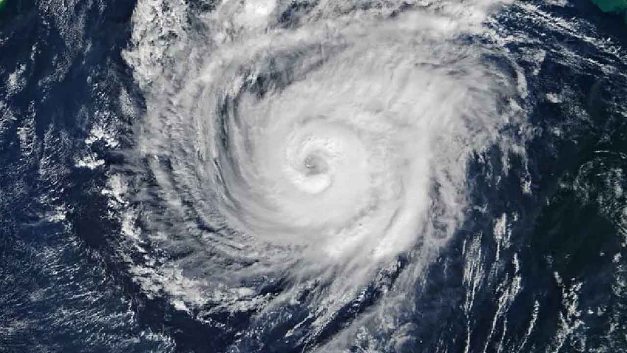 తుఫానుగా మారిన అల్పపీడనం