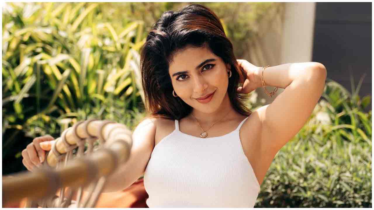 Iswarya Menon | మినీ నిక్కర్‌లో కేకపుట్టిస్తున్న ఐశ్వర్యా మీనన్..