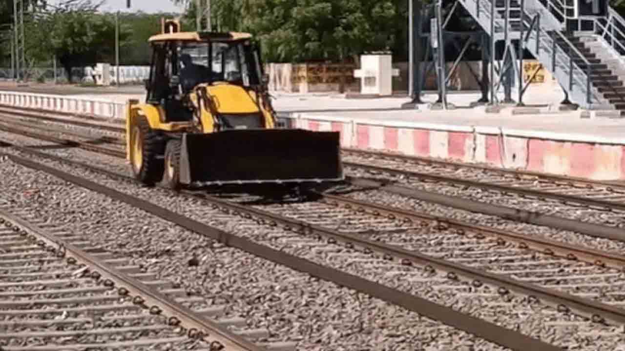 Watch: రైల్వే ట్రాక్‌పై జేసీబీ పరుగులు.. వీడియో వైరల్‌