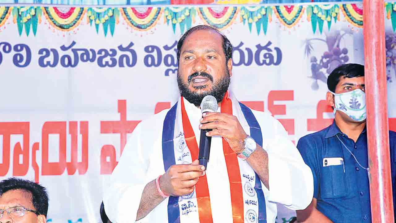 కాంగ్రెస్‌ బీసీ ద్రోహి