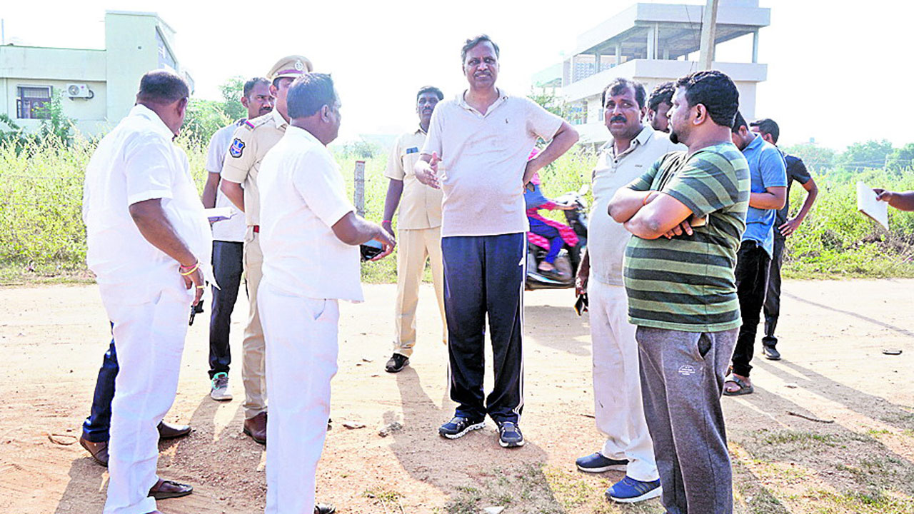 గులాబీ బాస్‌ రాక కోసం..