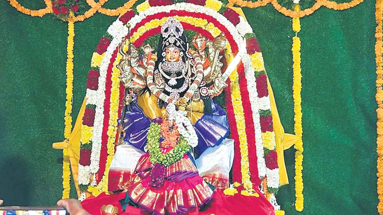 చంద్రఘంటా దేవిగా జోగుళాంబi