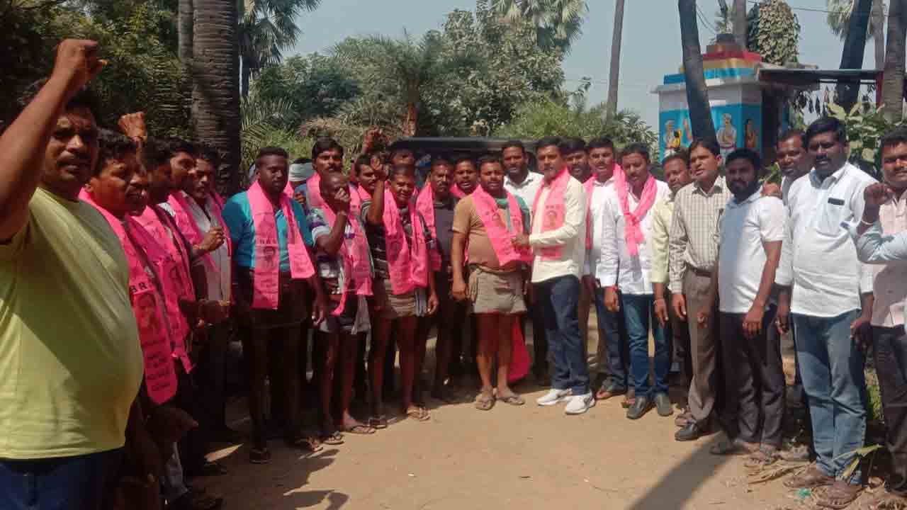 Joinings into BRS | మంథని ఎమ్మెల్యే అభ్యర్థి పుట్ట మధు సమక్షంలో బీఆర్‌ఎస్‌లో భారీగా చేరికలు