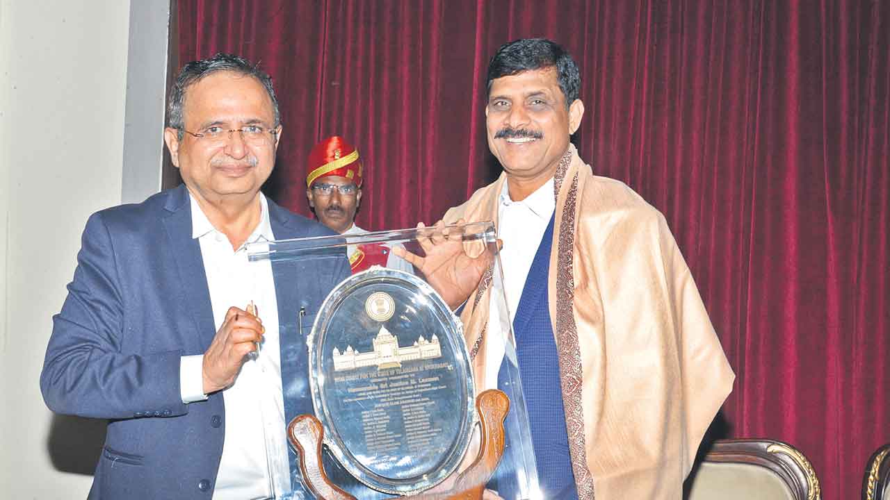 ఇద్దరు జడ్జీలకు ఘనంగా వీడ్కోలు