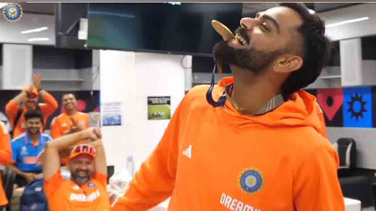 Virat Kohli | గోల్డ్ మెడల్ అందుకున్న కోహ్లీ.. ఎందుకంటే..?!