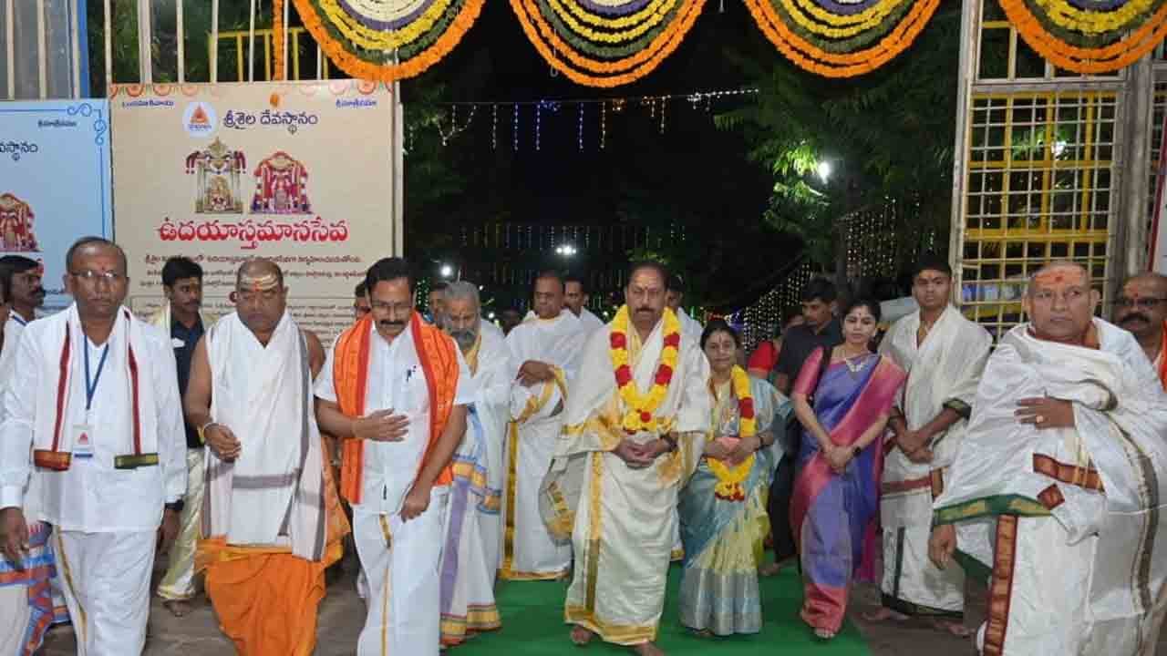 AP Dy CM Kottu | మల్లన్నను దర్శించుకున్న ఏపీ డిప్యూటీ సీఎం కొట్టు దంప‌తులు