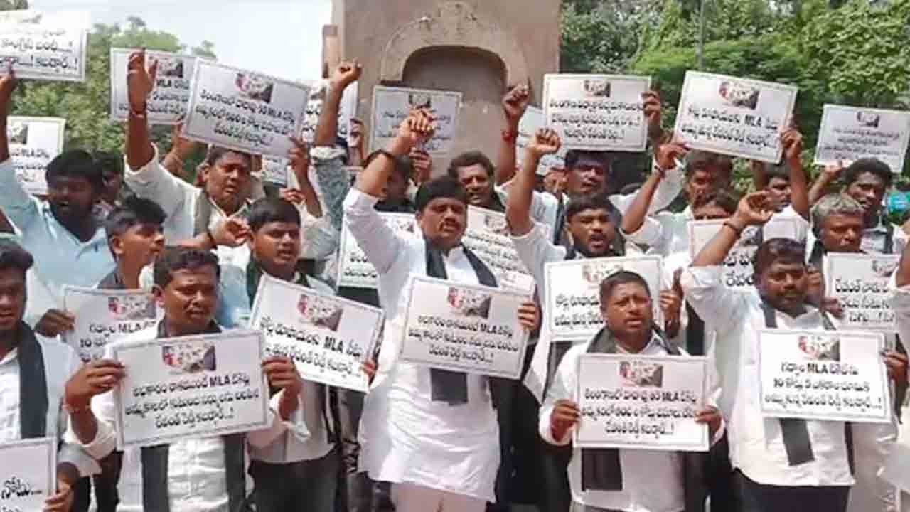 Telangana Assembly Elections | రేవంత్’పై నిరసనల వెల్లువ.. ఐదెకరాలకు గద్వాల్ సీటు అమ్ముకున్నారంటూ ఫైర్..!