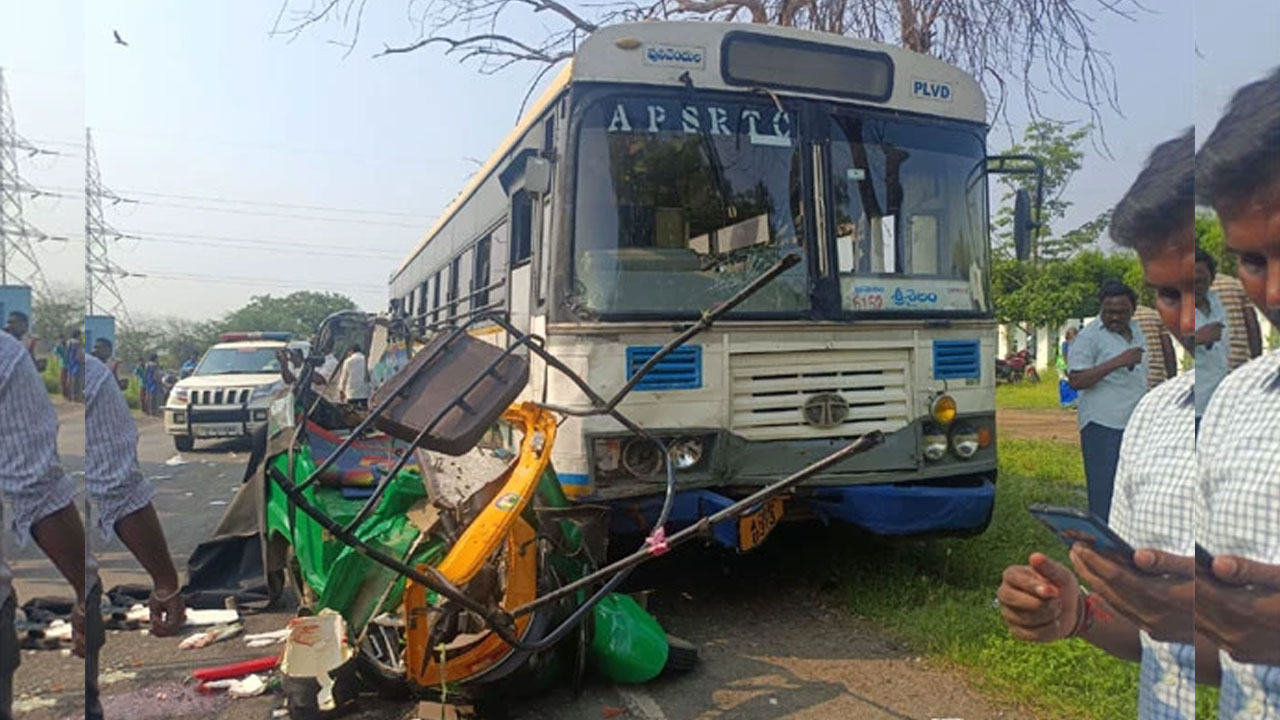 Road Accident | ఆర్టీసీ బస్సును ఢీకొన్న ఆటో.. ఇద్దరు మహిళలు సహా నలుగురు దుర్మరణం