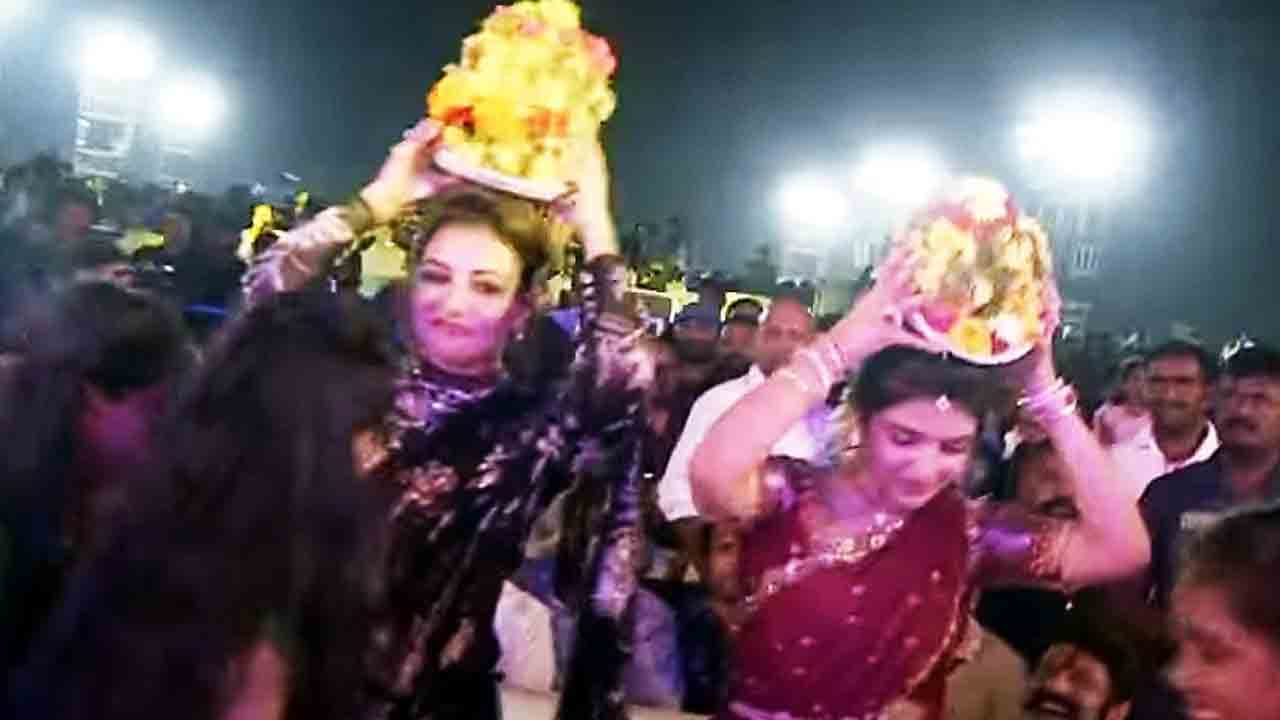 Bhagavanth Kesari  | బతుకమ్మ ఆడిన శ్రీలీల, కాజల్‌.. వీడియో వైరల్‌