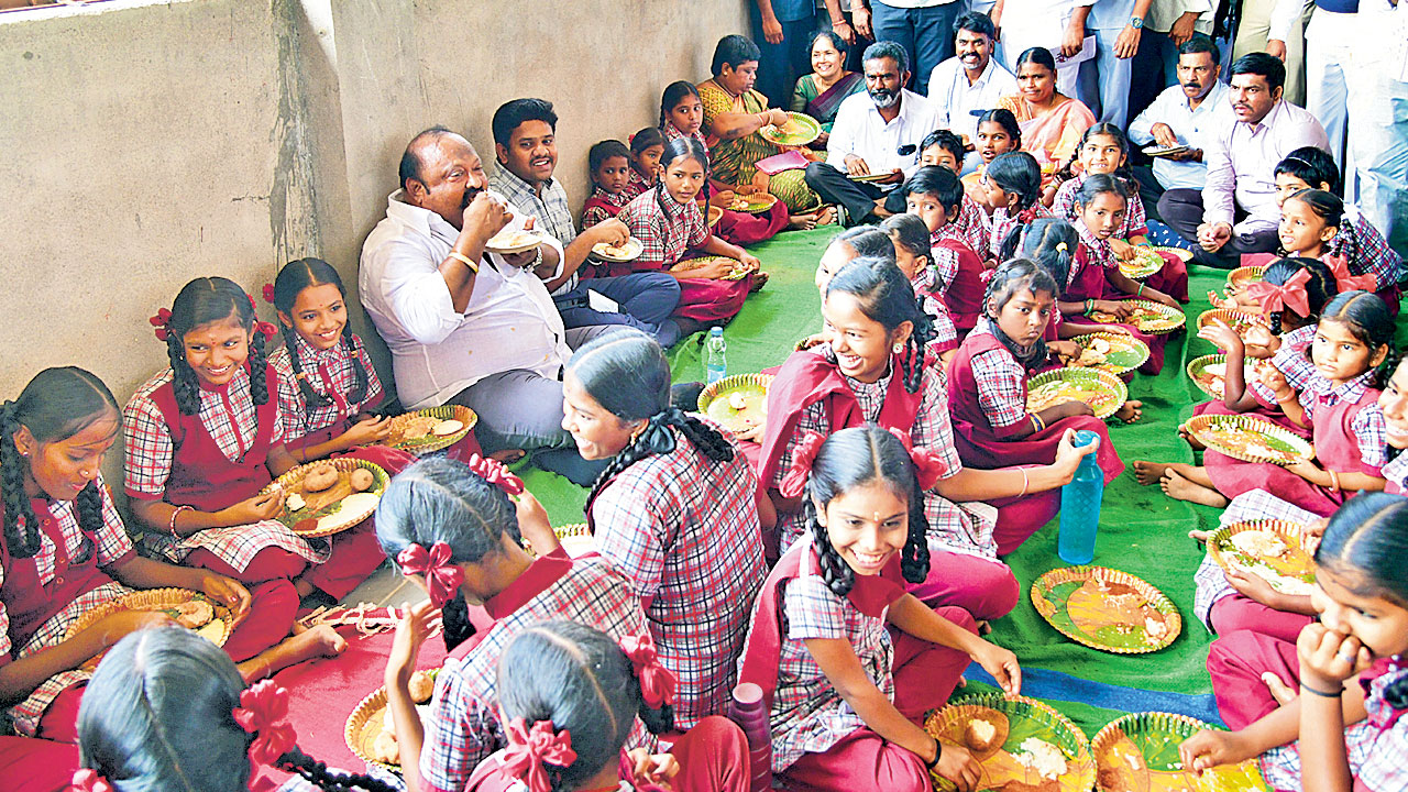 CM Breakfast | ఆకలికి చదువుకు వారధి.. సీఎం బ్రేక్‌ఫాస్ట్‌