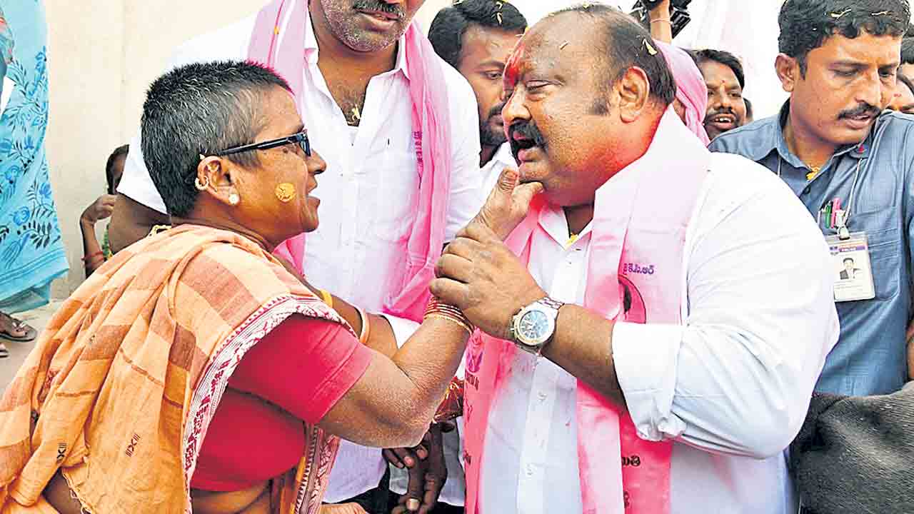 అభివృద్ధి కొనసాగాలంటే సారే గెలవాలి