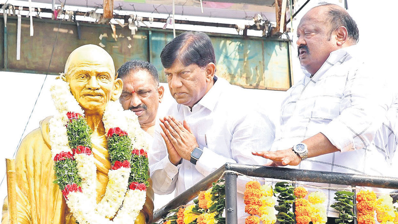 మహాత్ముడికి ఘన నివాళి