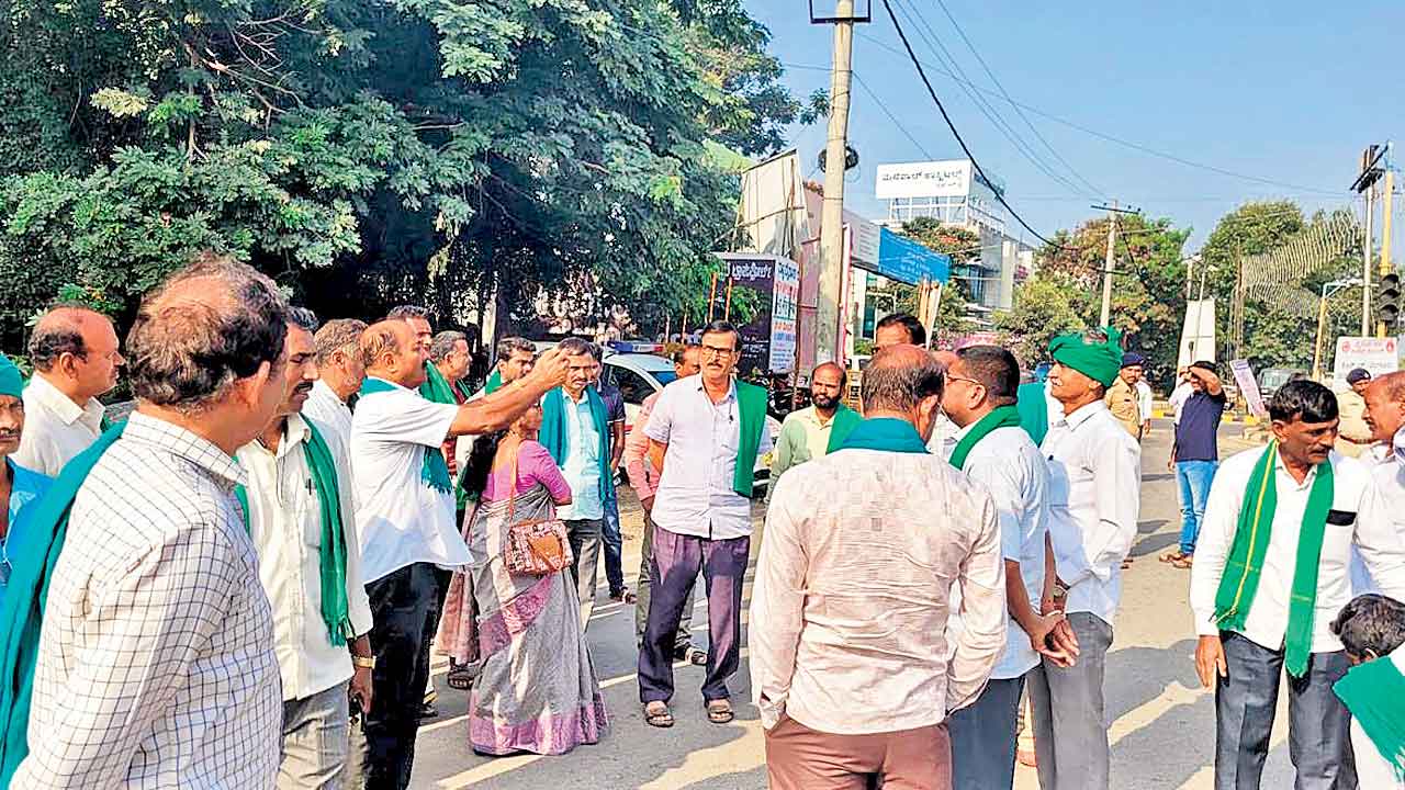 కరెంట్‌ అడిగిన పాపానికి కర్ణాటకలో రైతుల అరెస్ట్‌