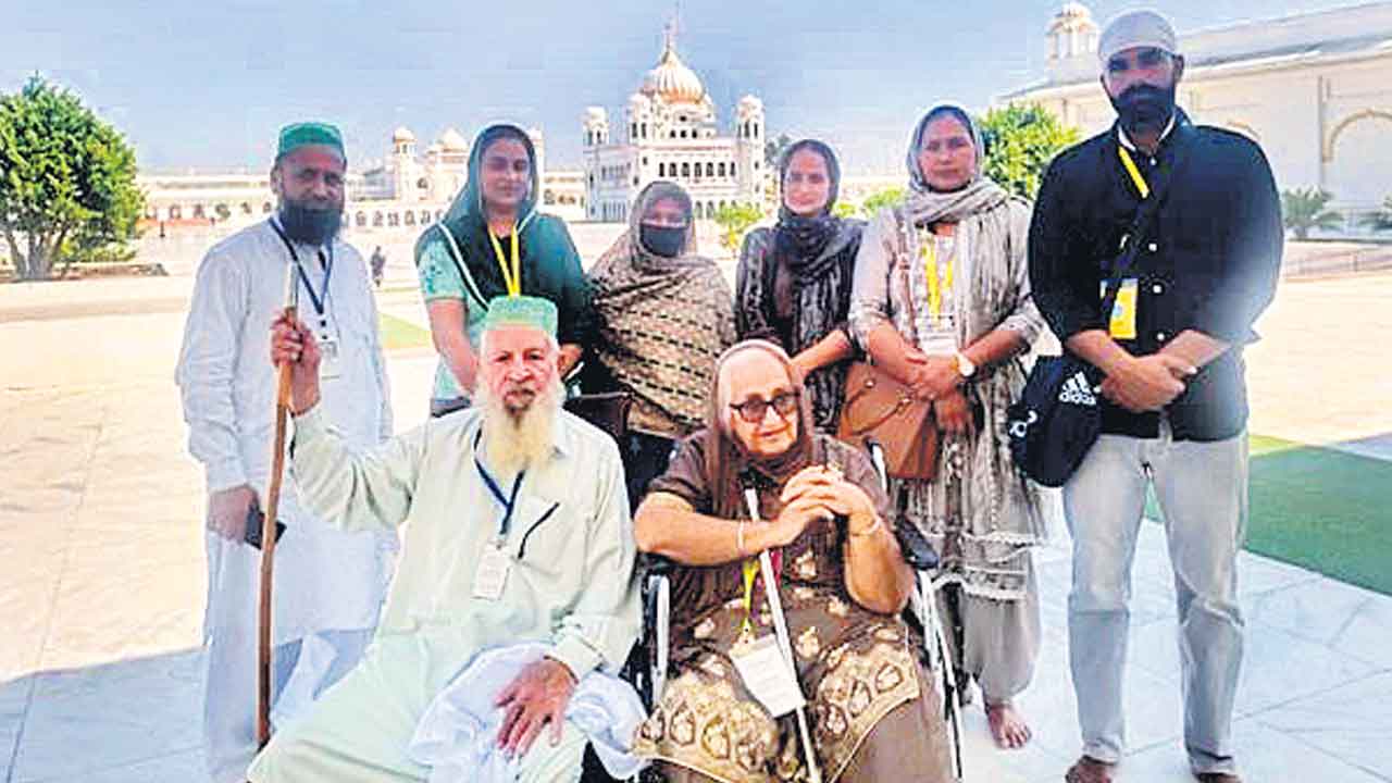 Kartarpur Corridor | కర్తార్‌పూర్‌ కలిపింది ఇద్దరినీ.. 76 ఏండ్ల తర్వాత కలుసుకున్న అక్కాతమ్ముళ్లు