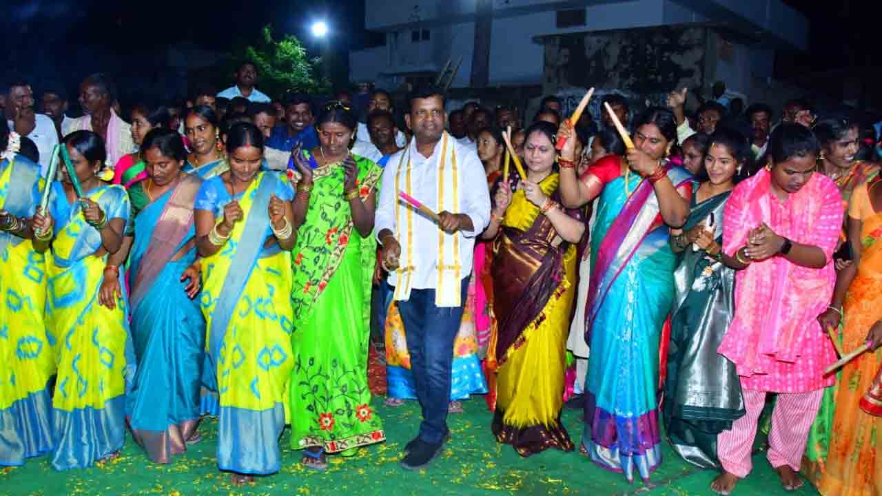 మన ఆత్మగౌరవానికి ప్రతీక బతుకమ్మ