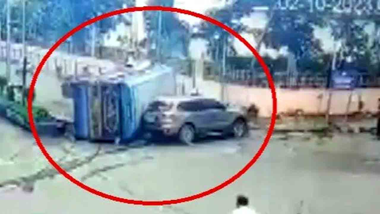 Viral Video | సిగ్నల్‌ వద్ద వేగంగా దూసుకొచ్చి కారును ఢీ కొట్టిన బస్సు.. షాకింగ్‌ వీడియో