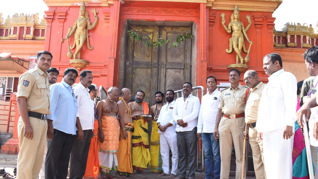 Lunar Eclipse | చంద్రగ్రహణం.. ధర్మపురి, కొండగట్టు ఆలయాలు మూసివేత