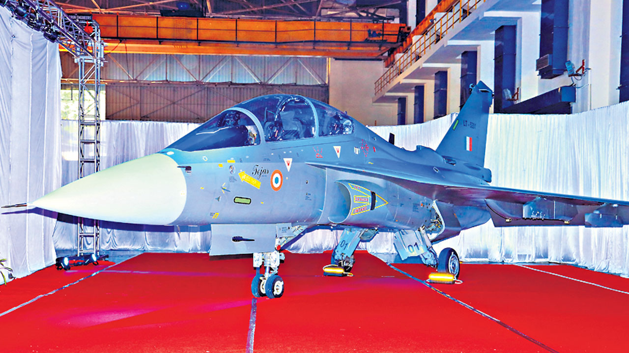 ఎల్సీఏ తేజస్ ట్విన్-సీటర్ ఎయిర్‌క్రాఫ్ట్‌ను ఎయిర్‌ఫోర్స్‌కు అందించిన హెచ్ఏఎల్