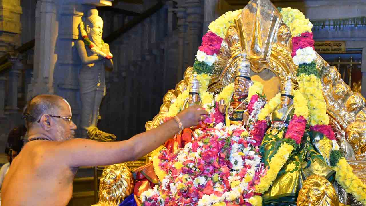గుట్టలో వైభవంగా లక్ష పుష్పార్చన