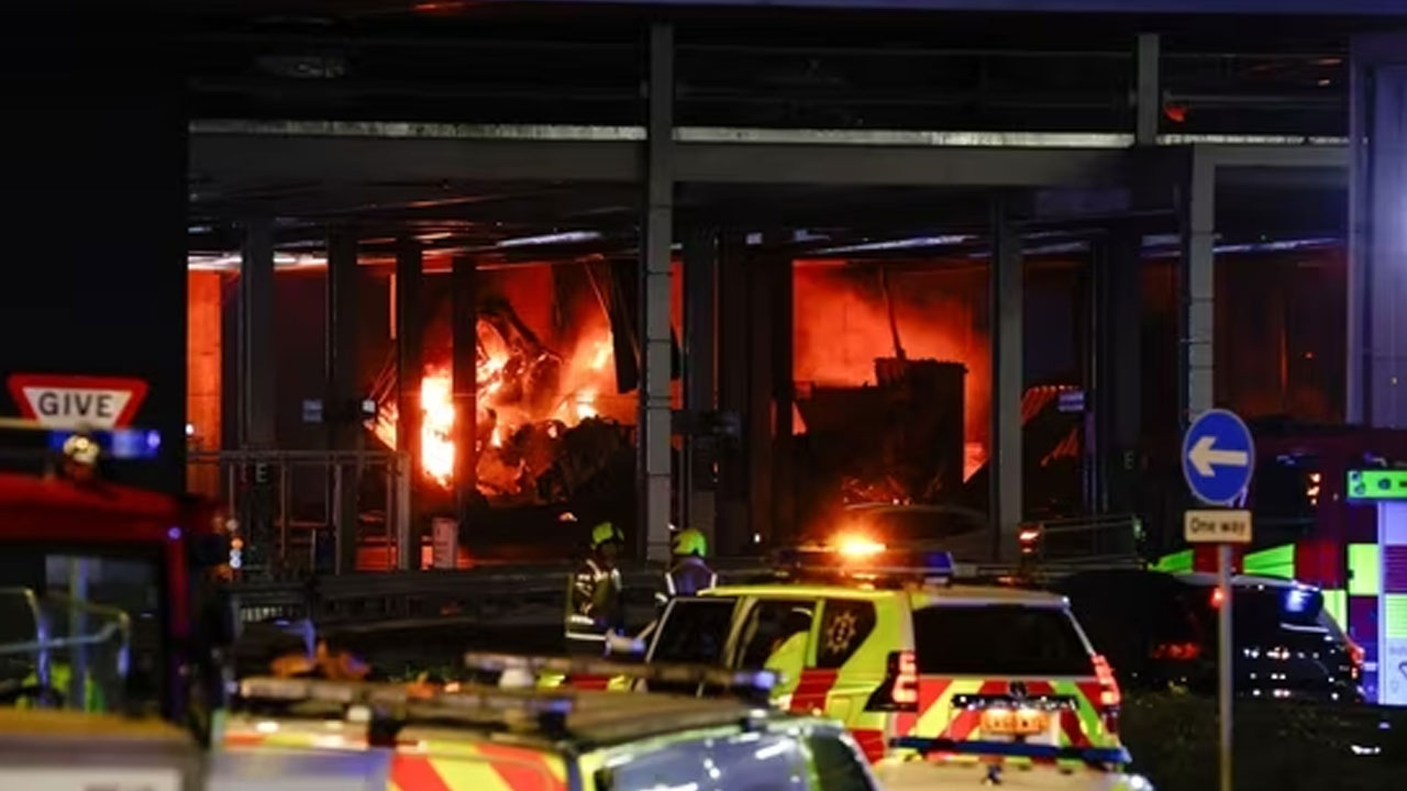 Airport | ఎయిర్‌పోర్టులో భారీ అగ్నిప్రమాదం.. విమానాల రాకపోకలు నిలిపివేత