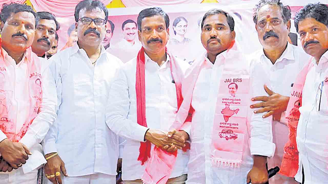 భారీ చేరికలతో.. బీఆర్‌ఎస్‌ పటిష్టంగా..