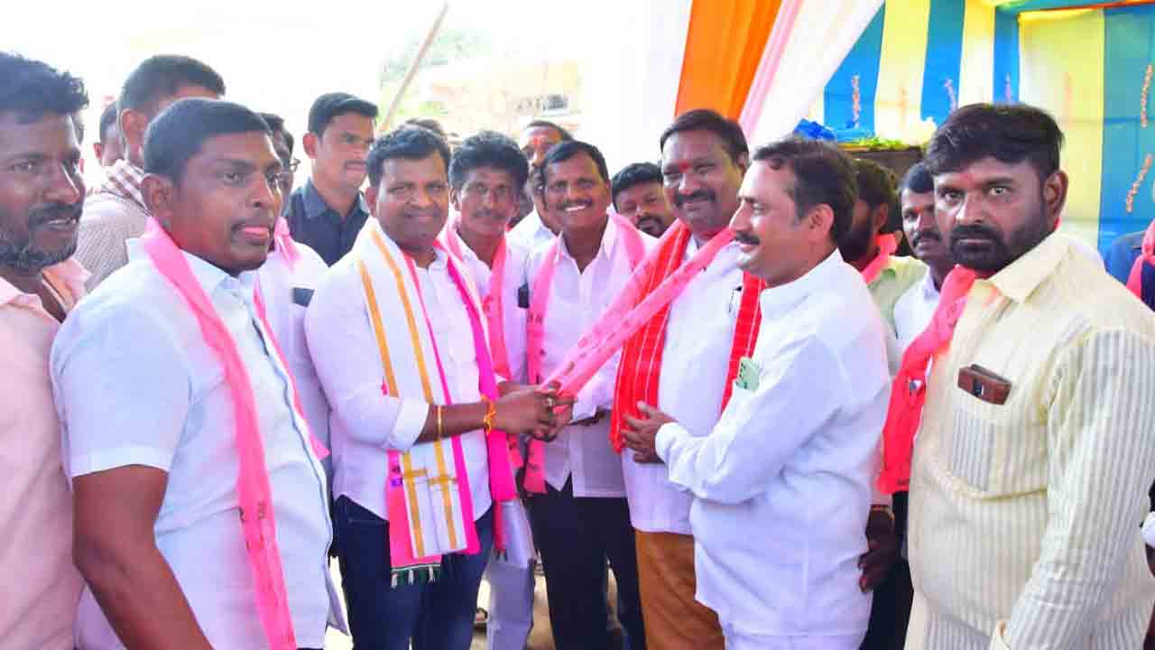 బీఆర్‌ఎస్‌లో స్వచ్ఛందంగా చేరికలు