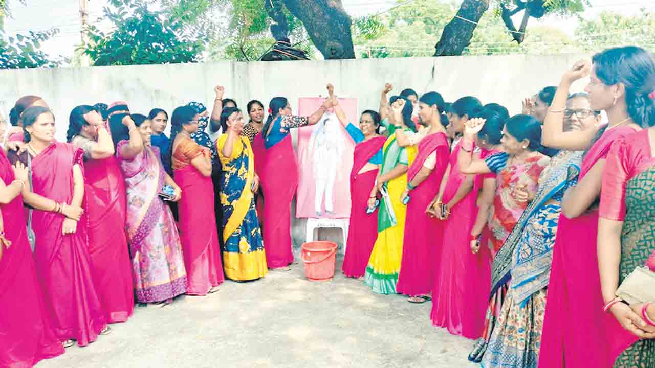 మెప్మా ఆర్పీల్లో వేతన సంబురం