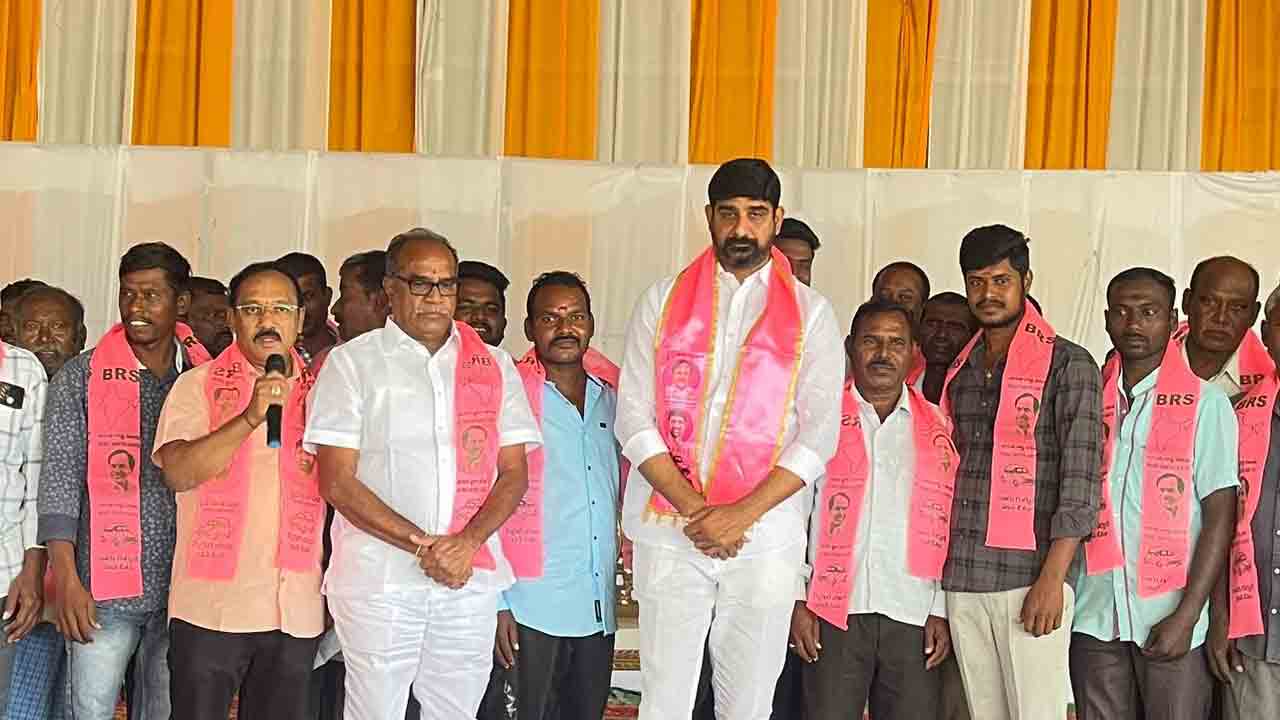 కార్యకర్తలను కంటికి రెప్పలా కాపాడుకుంటం