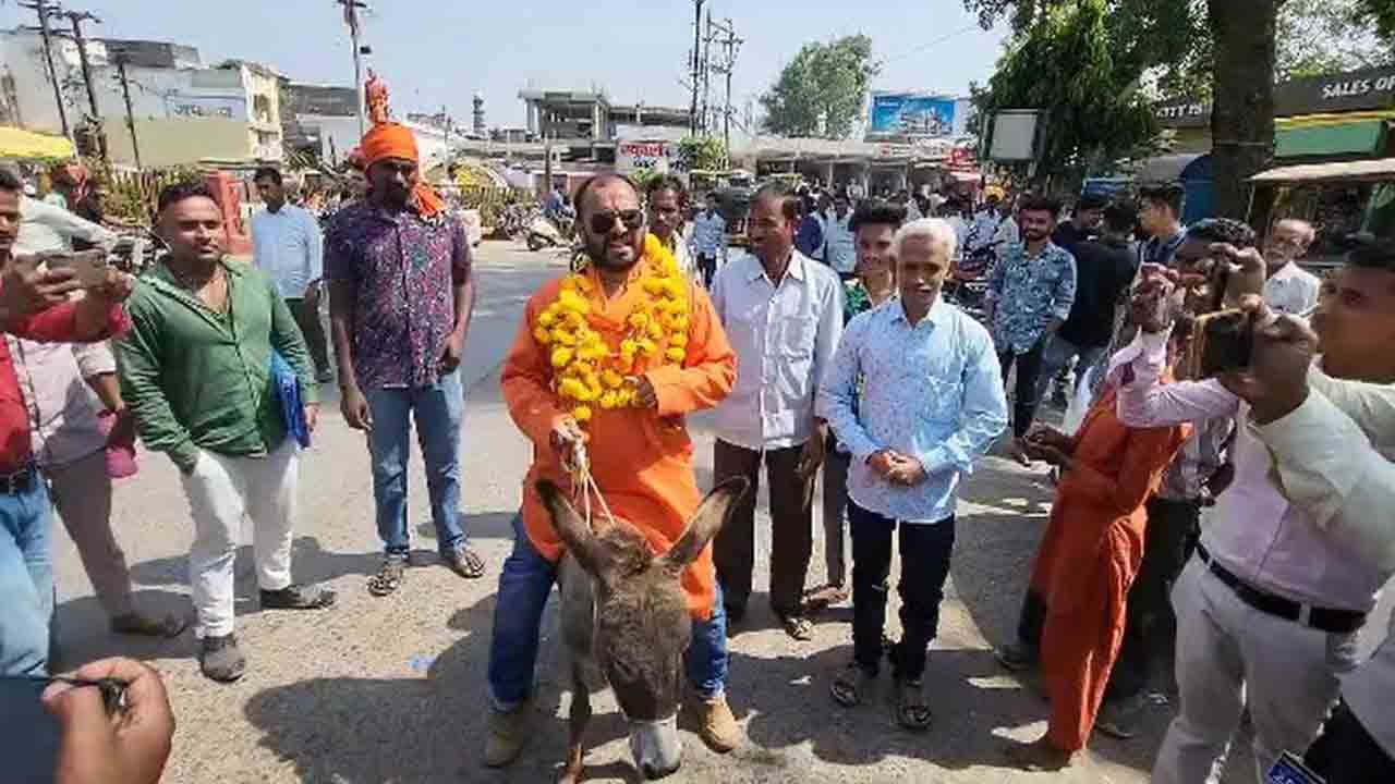 MLA Candidate | గాడిదపై వెళ్లి నామినేషన్‌ వేసిన ఎమ్మెల్యే అభ్యర్థి..