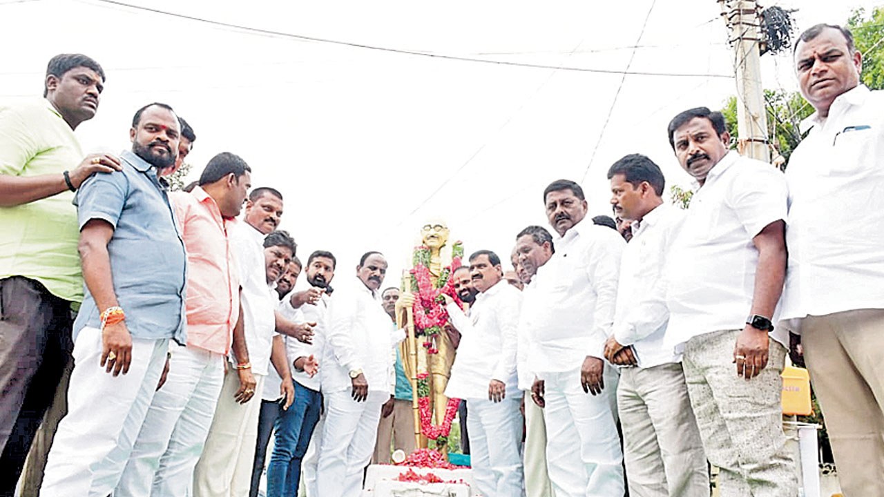 గాంధీజీ పోరాట స్ఫూర్తిని కొనసాగించాలి