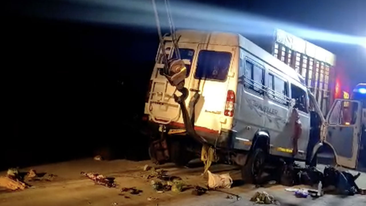 Samruddhi Expressway | సమృద్ధి ఎక్స్‌ప్రెస్‌వేపై కంటైనర్‌ను ఢీకొట్టిన మినీ బస్‌.. 12 మంది మృతి