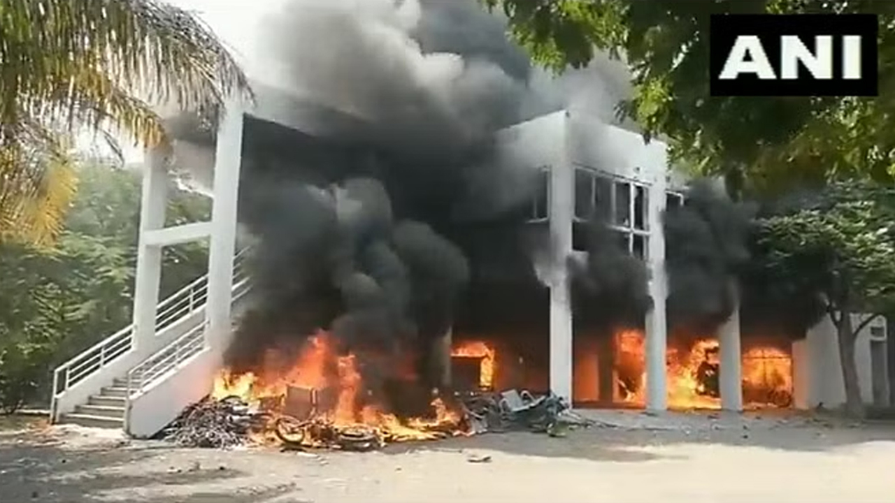 Maharashtra | మరాఠా కోటా ఆందోళనలు తీవ్రతరం.. ఎమ్మెల్యే ఇంటికి నిప్పు