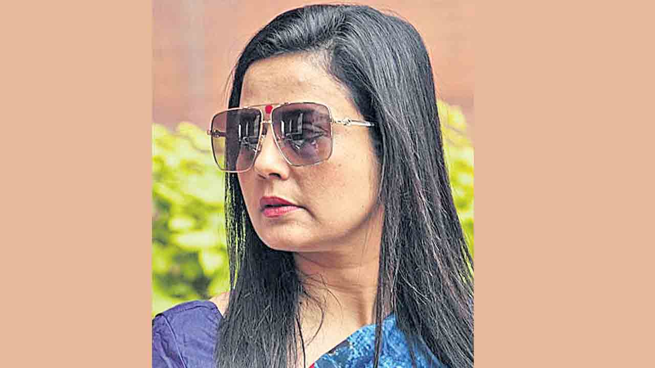 హీరానందానీకి లాగిన్ నేనే ఇచ్చా: మొయిత్రా
