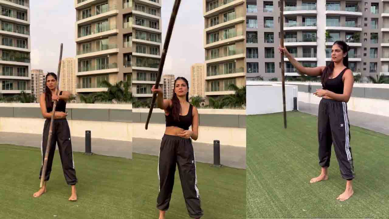 Malavika Mohanan | కర్రసాము నేర్చుకుంటున్న మాళవికామోహనన్‌.. ఇంతకీ దేనికో మరి..!