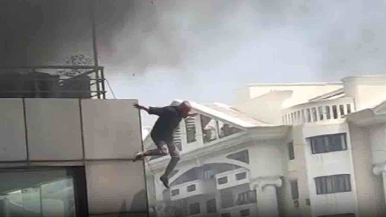 Watch: వాణిజ్య భవనంలో భారీ అగ్నిప్రమాదం.. పైనుంచి కిందకు దూకిన వ్యక్తి