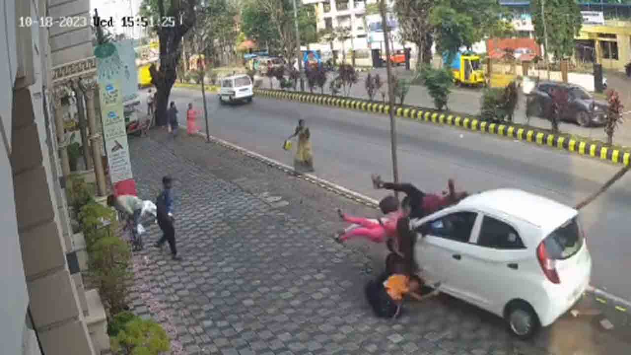 Watch: ఫుట్‌పాత్‌పై నడుస్తున్న ఐదుగురిపైకి దూసుకెళ్లిన కారు.. ఒక మహిళ మృతి