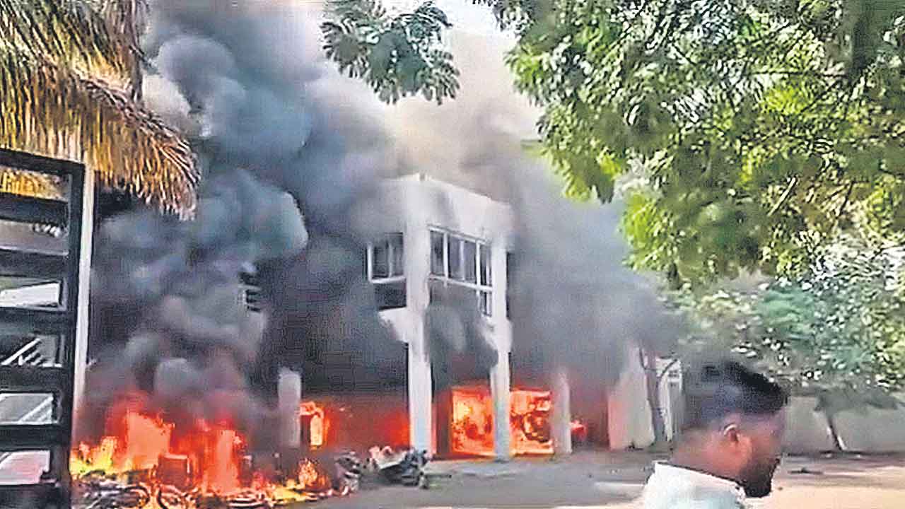 ఎన్సీపీ ఎమ్మెల్యేల ఇంటికి నిప్పు