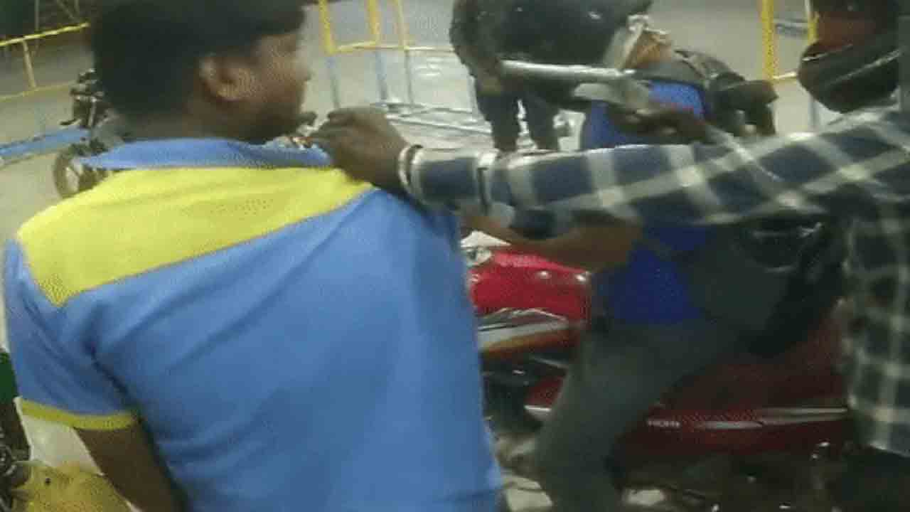 Watch: పెట్రోల్‌ బంక్‌ సిబ్బందిని గన్‌తో బెదిరించి దోచుకున్న దుండగులు