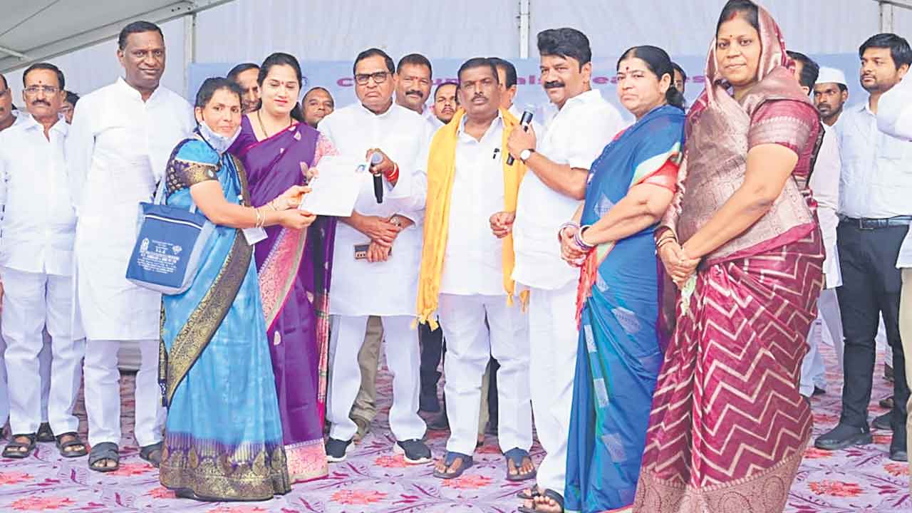 అర్హులందరికీ డబుల్‌ ఇండ్లు