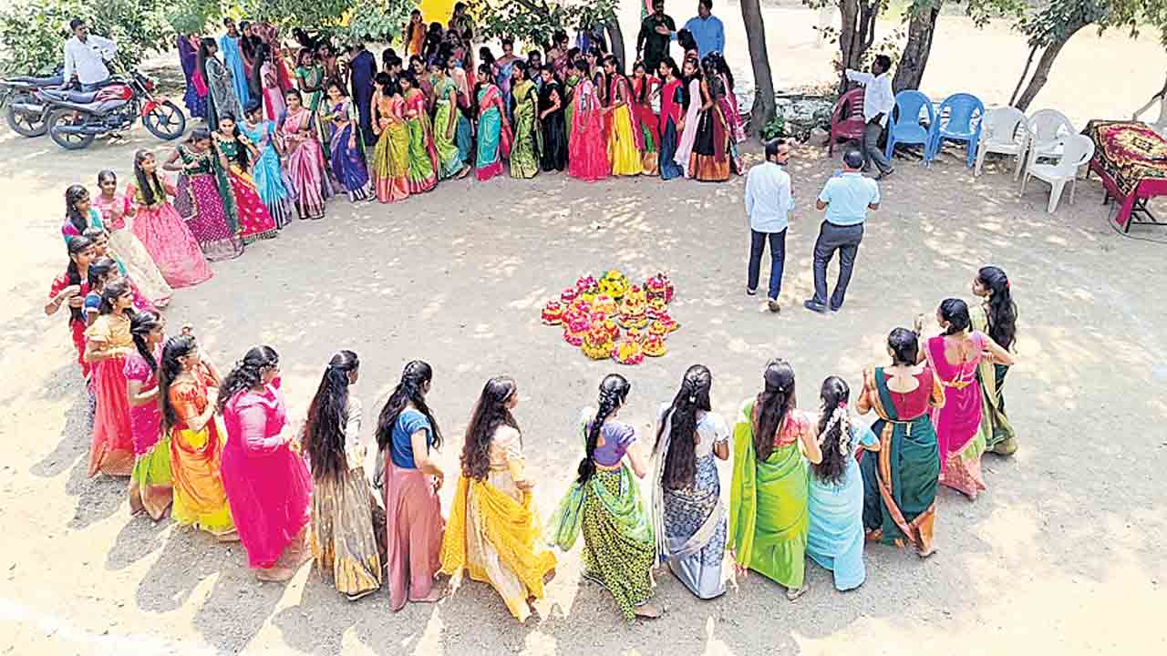 ఒక్కేసి పువ్వేసి చందమామ..