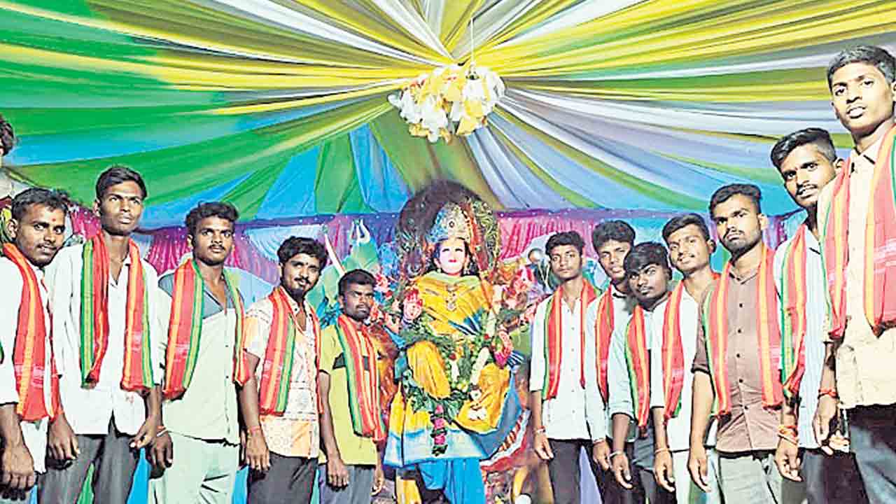 భక్తిశ్రద్ధలతో నవరాత్రి ఉత్సవాలు