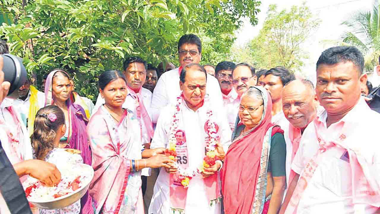 పర్యటిస్తూ.. పలకరిస్తూ..పల్లెల్లో బీఆర్‌ఎస్‌ ప్రచారజోరు