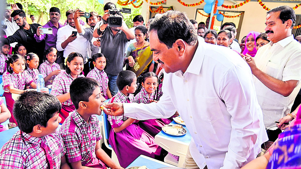 సర్కారు బడులకు విద్యార్థుల క్యూ