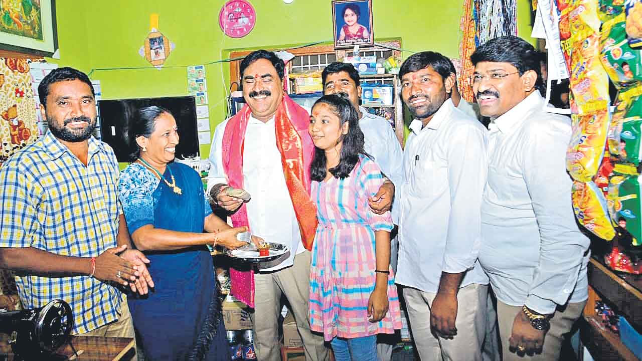 మంత్రి నామినేషన్‌కు కుట్టుకూళ్ల పైసలు