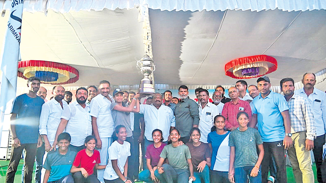 సబ్‌ జూనియర్‌ అథ్లెటిక్స్‌ విజేతలకు మంత్రి గంగుల కమలాకర్‌ బహుమతులు ప్రదానం